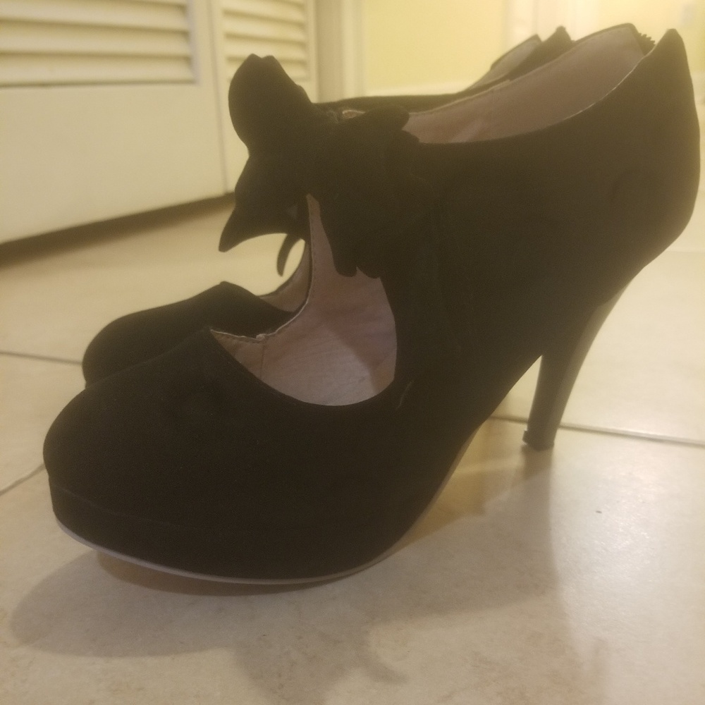 Black Pumps - Picture 2 of 3